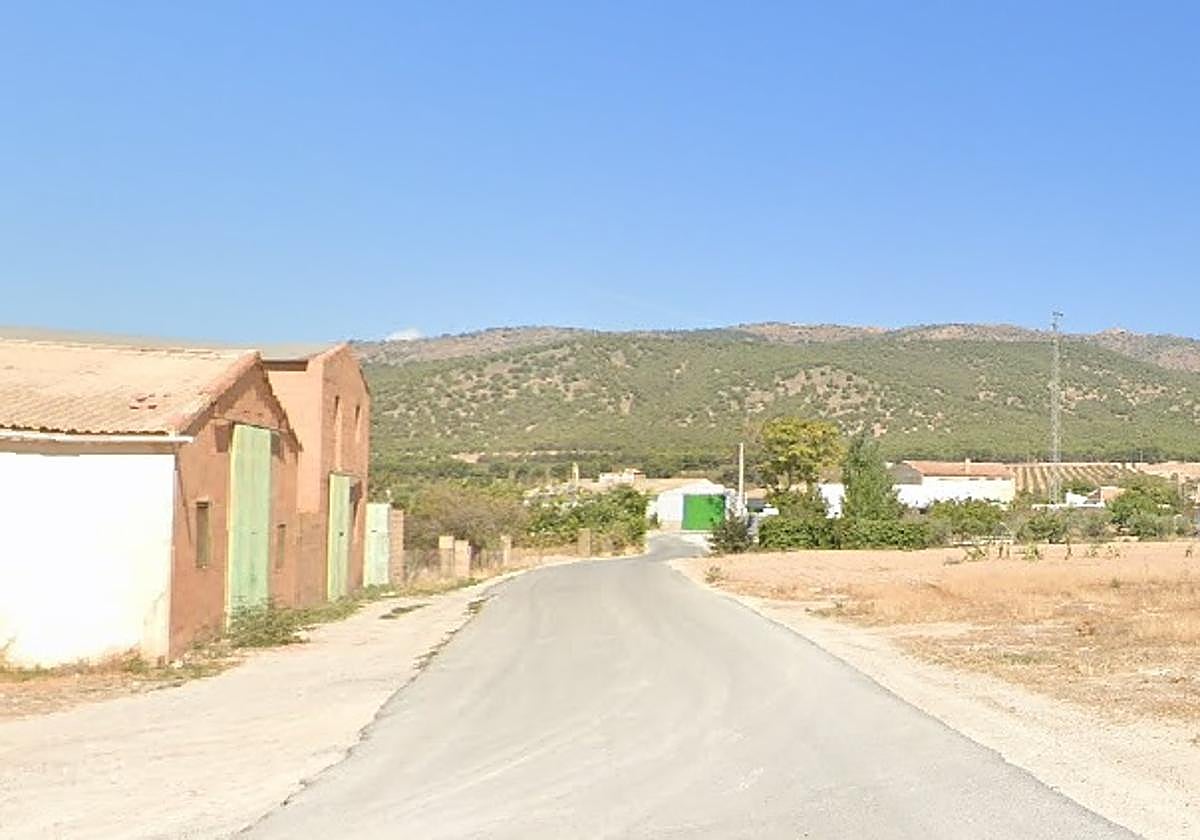 Una mujer mayor ha quedado atrapada al volcar su vehículo a la salida del municipio, concretamente en la calle de las Eras de San Juan.