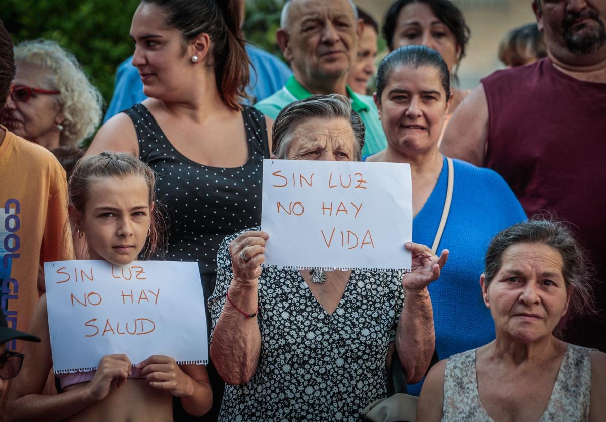 Vecinos de Norte denuncian cortes de luz.