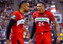 Jacob Wiley, a la derecha, arenga a Gian Clavell en el partido del Covirán frente a La Laguna Tenerife.