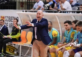 Dani Rodríguez dirigiendo a sus jugadores en un momento del partido.