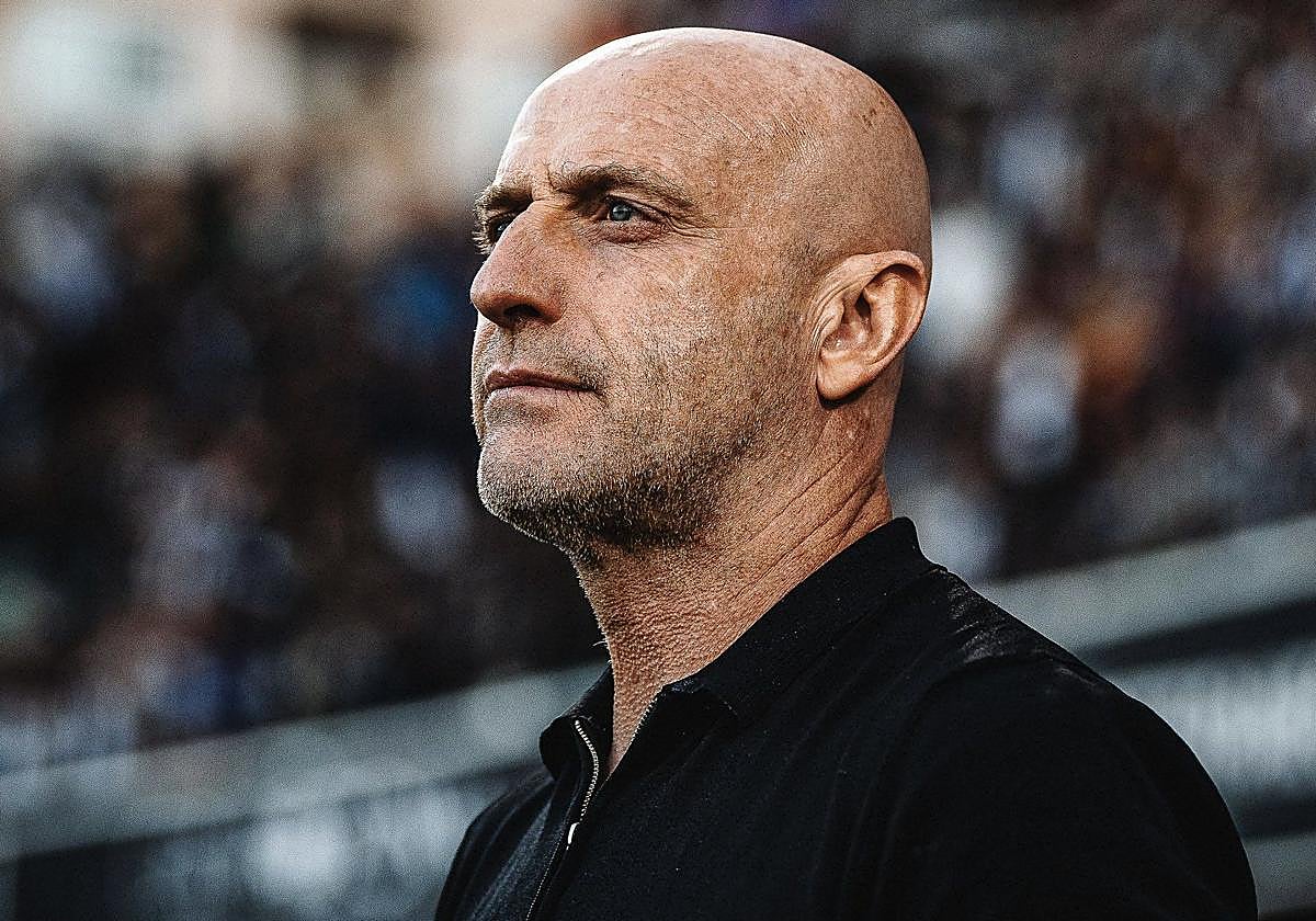 El entrenador del Levante, Julián Calero, durante el último partido de su equipo.