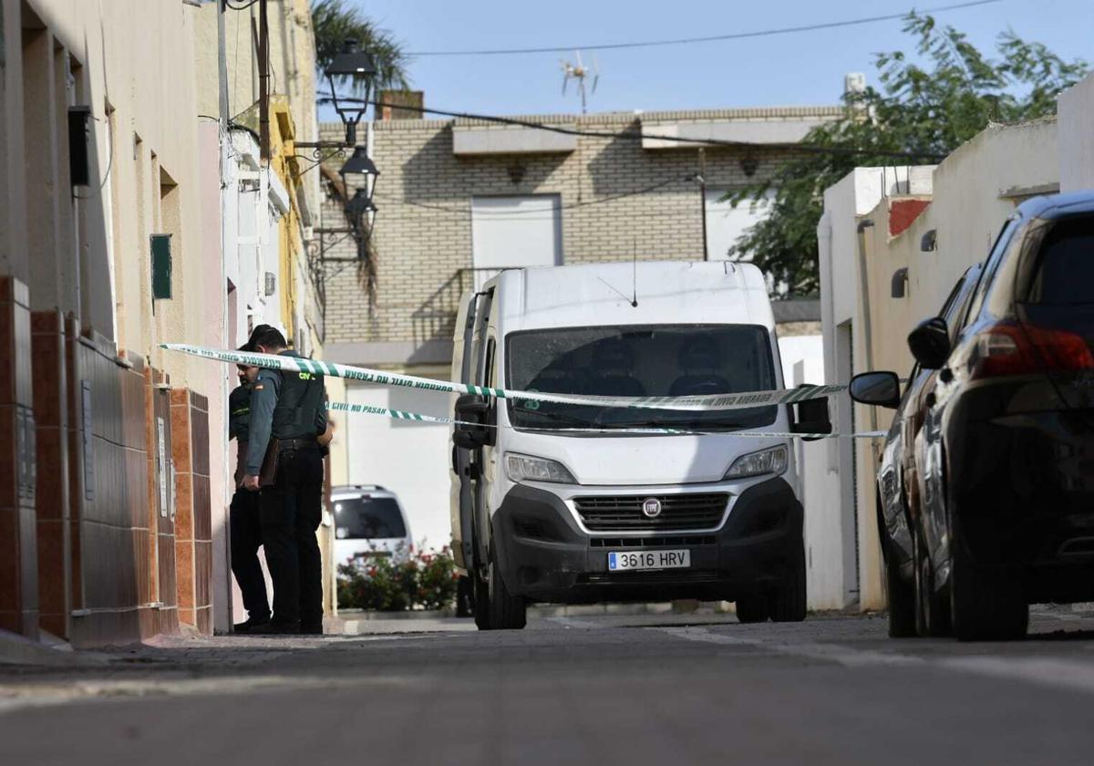 Agentes de la Guardia Civil junto a la vivienda donde un hombre mató a su mujer en La Mojonera.