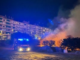 Un camión de bomberos, junto a la zona del fuego.