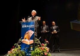 Monseñor Gómez Cantero en su intervención al recibir el premio. Al fondo David Baños y Quico Chirino.