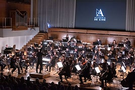La Orquesta Ciudad de Granada, durante su actuación en el Auditorio Manuel de Falla, anoche.