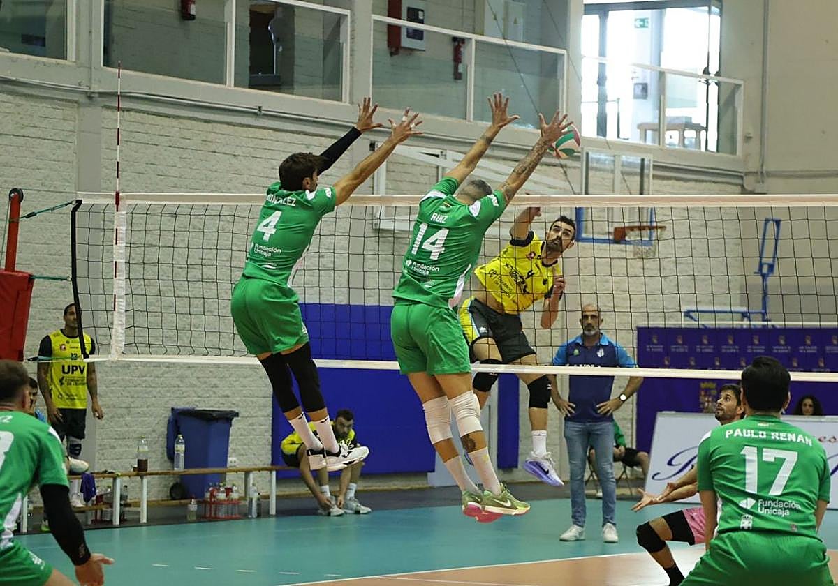 Juanmi González y Borja Ruiz intentan bloquear el ataque de Javi Monfort.