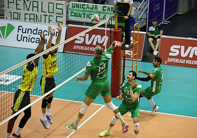 Arriba, Borja Ruiz ataca un primer tiempo. Abajo, Charly Jiménez busca acierto por punta.