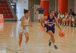 Patricia Fernández avanza con el balón.