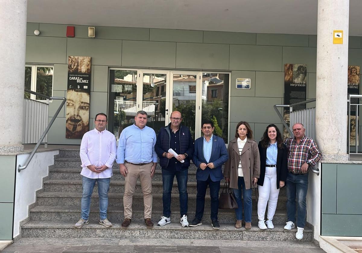 Visita del presidente de la Diputación al centro de interpretación junto con el alcalde y concejales.