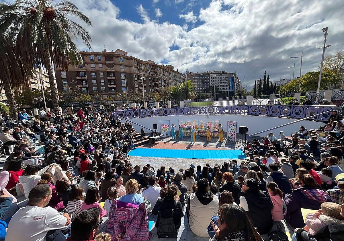 Público asistente a la obra 'Juega&Canta' en el parque del Bulevar.