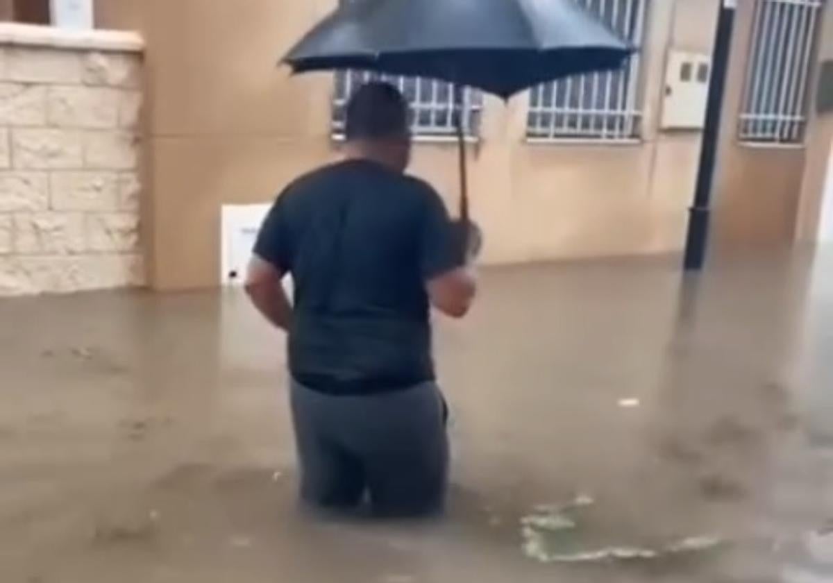 Las lluvias inundan la barriada de La Almadraba y los bomberos tienen que achicar en las calles