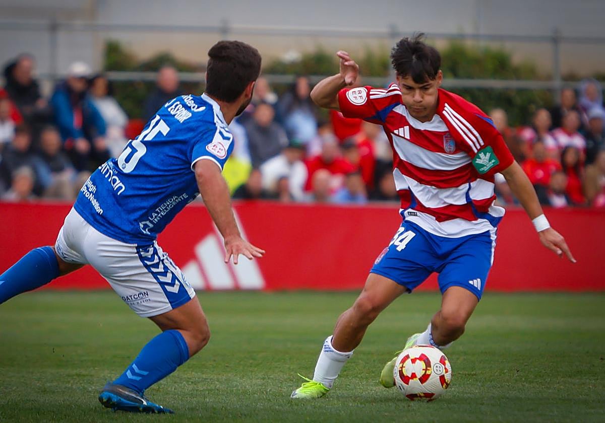 El recreativista Samu Cortés encara a un rival del Xerez Deportivo.