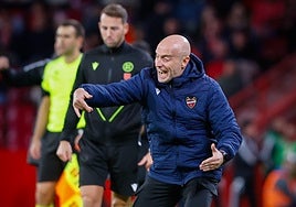 El entrenador del Levante, Julián Calero, ordena a sus futbolistas durante el partido.