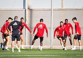 Pablo Insua participa en un rondo durante un entrenamiento.