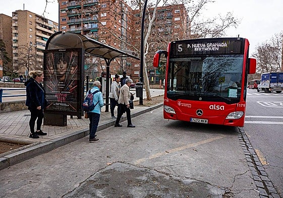 Un autobús urbano en Granada.