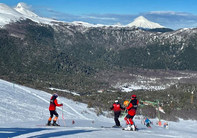 Los esquiadores de Nevada Sport Club entrenan su slalom.