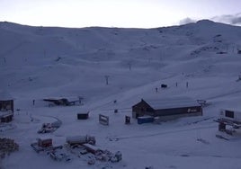 Sierra Nevada luce de blanco radiante tras una noche intesa.