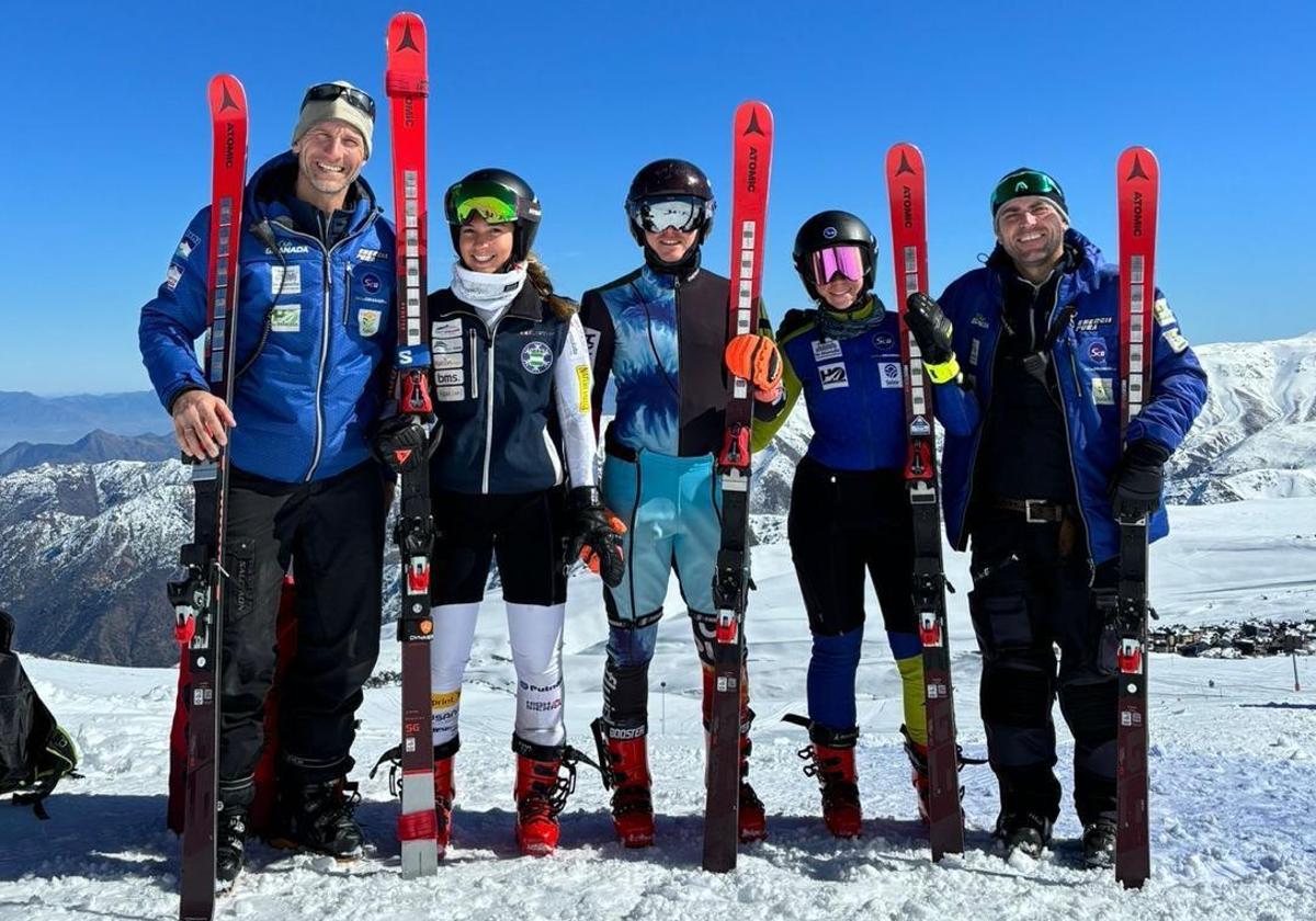 El equipo de Ski Club Granada, en la estación chilena de El Colorado.