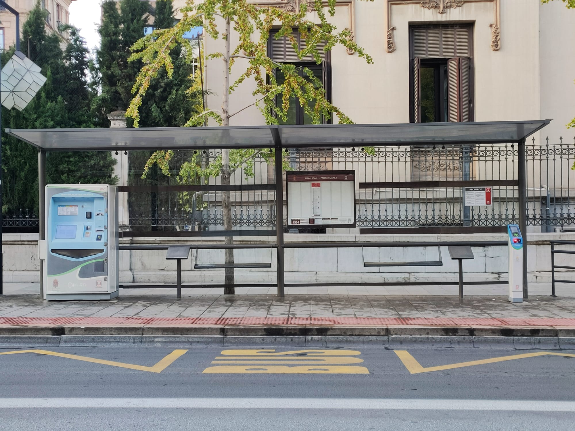 La huelga de los transportistas en Granada, en imágenes