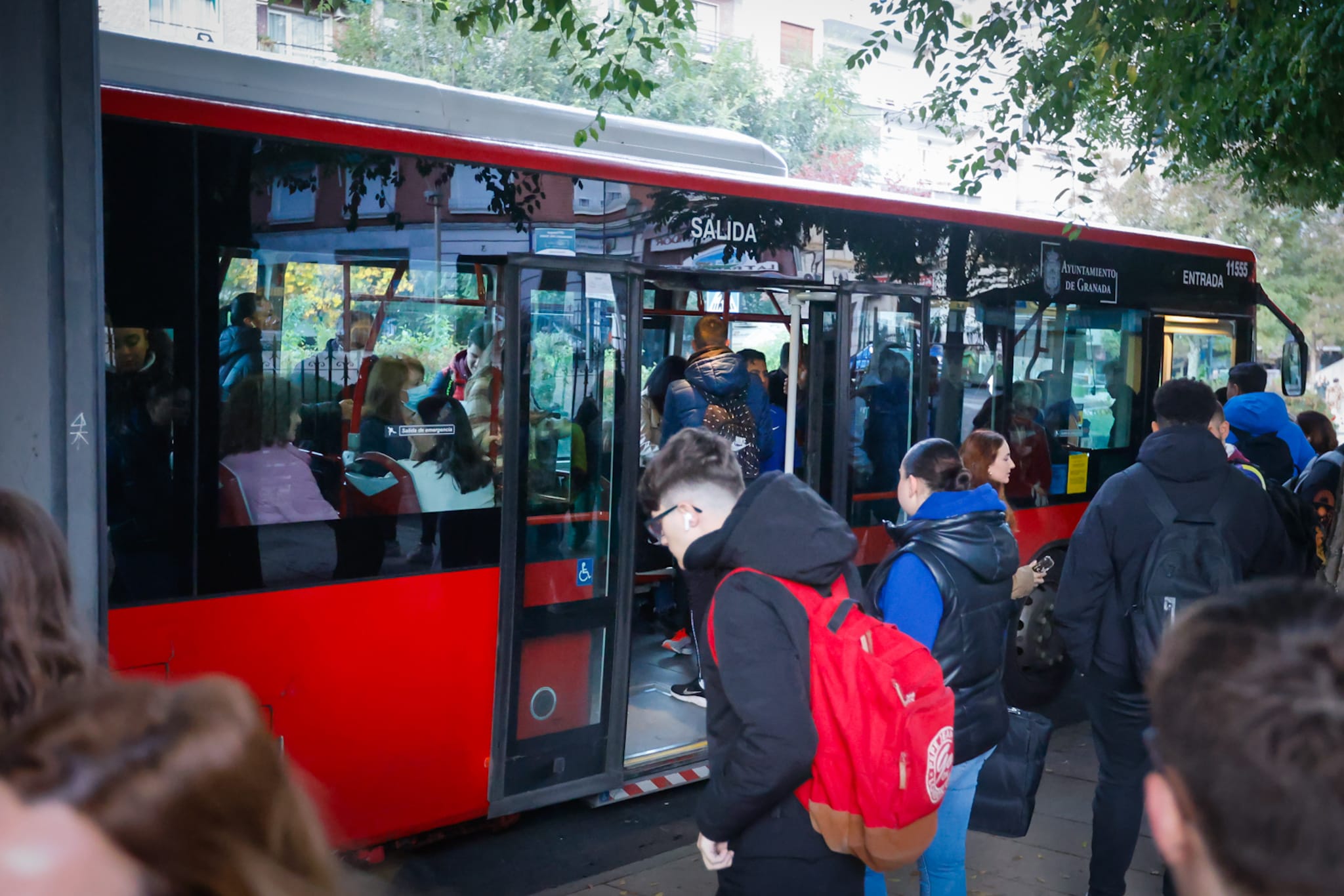 La huelga de los transportistas en Granada, en imágenes