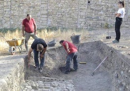 Trabajos de delimitación de la fosa en el cementerio de San Eufrasio, en una imagen de archivo.