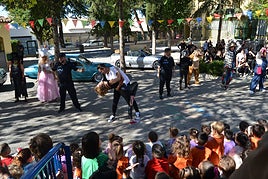 Representación teatral en el vía pública.