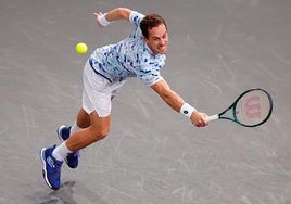 Roberto Carballés realiza un revés ante Tsitsipas en París.