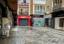 Un hombre duerme en la calle mientras Ángeles observa.