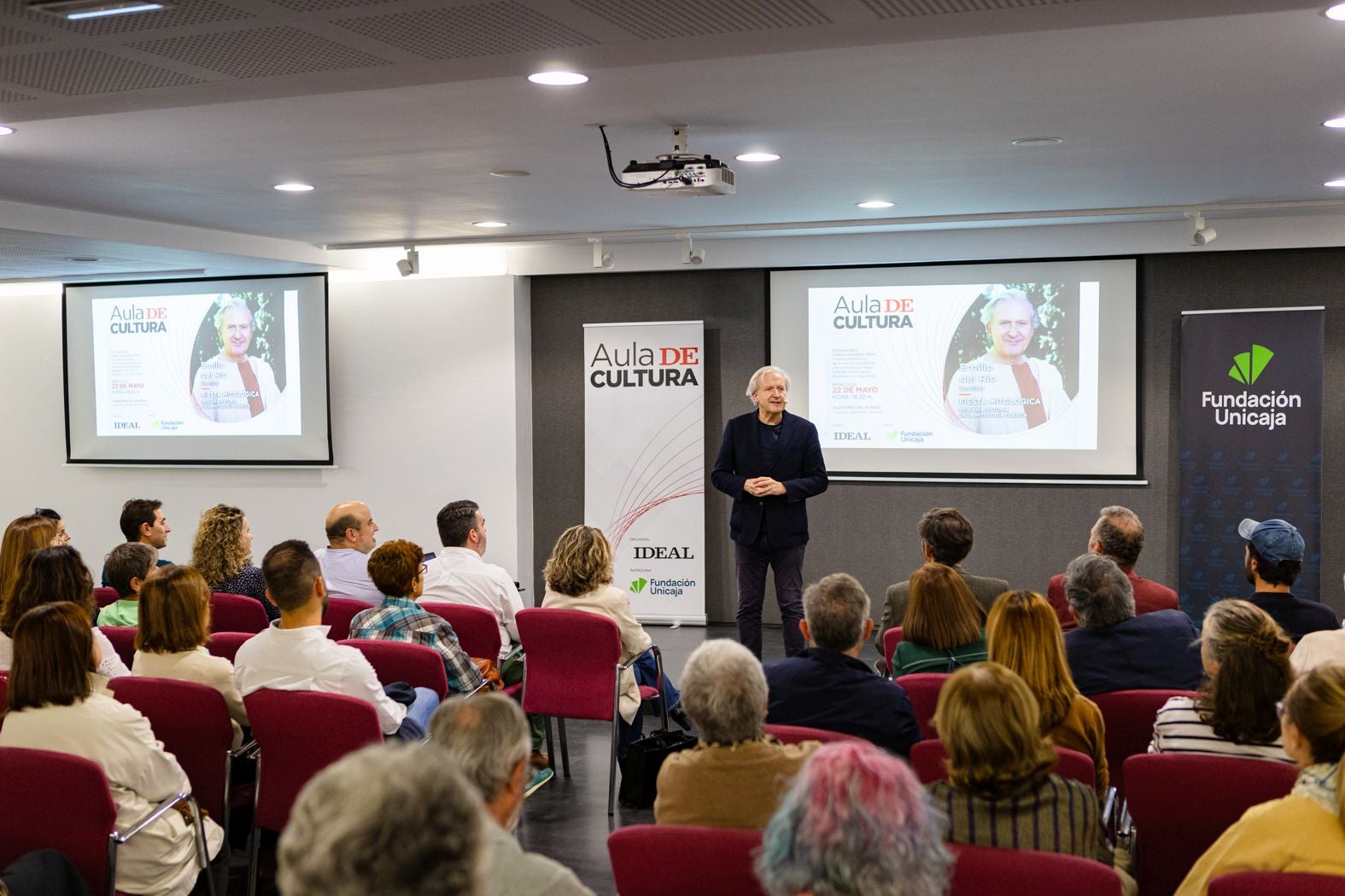 La mitología más actual: así ha sido el Aula de Cultura de IDEAL con Emilio del Río