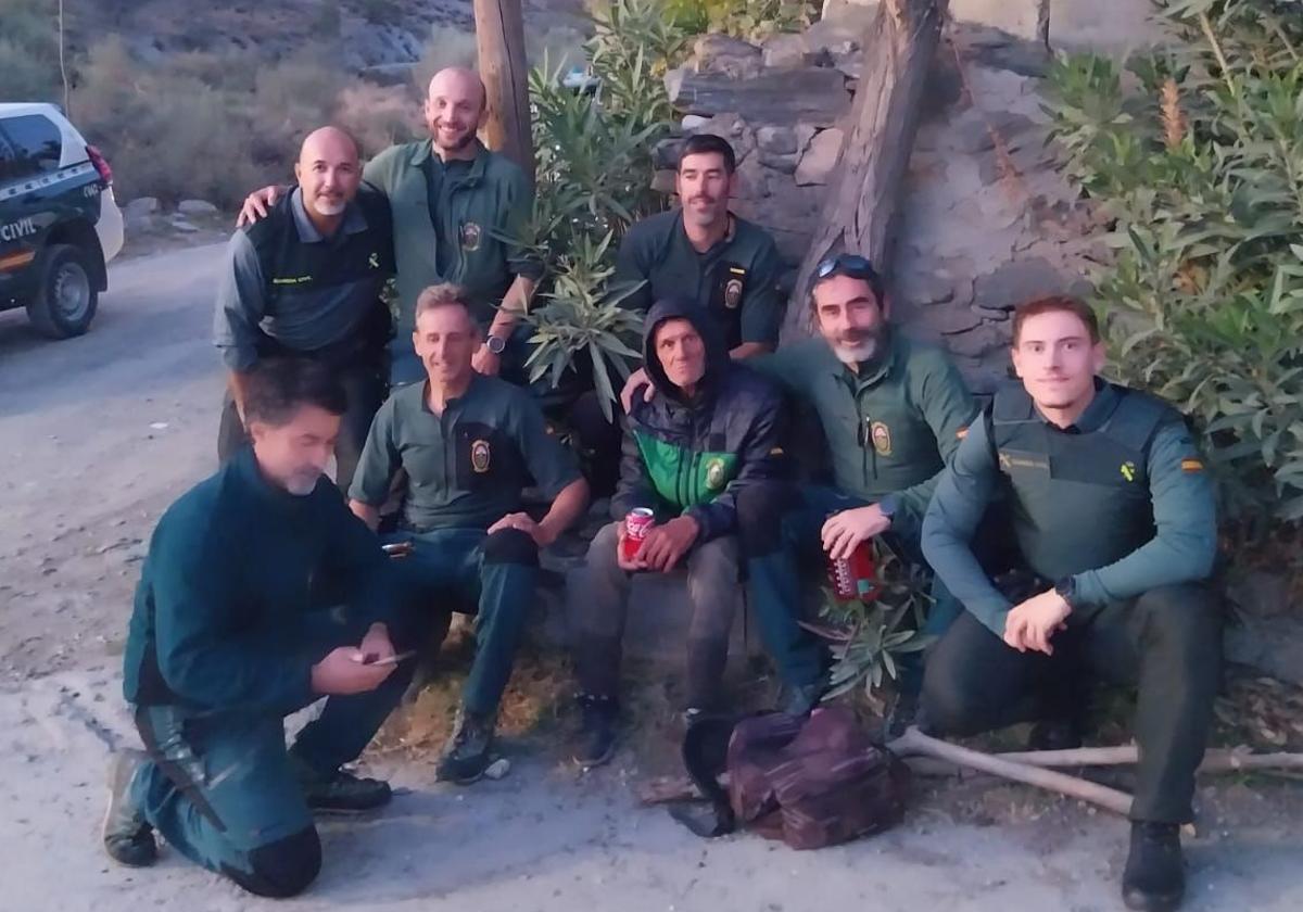 Christian (en medio de la foto, con un refresco en la mano) posa entre los agentes de la Guardia Civil que fueron a buscarlo.