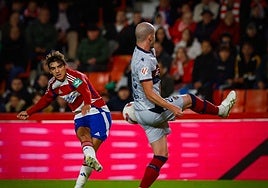 El rojiblanco Gonzalo Villar chuta ante el Levante.