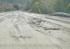 Barro en el cruce del empalme de Huelma.