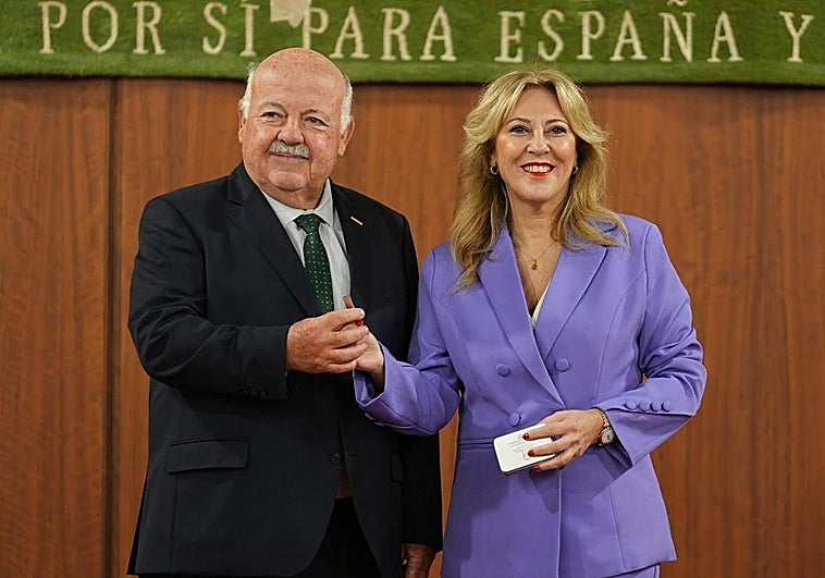 Carolina España entrega al presidente del Parlamento el anteproyecto de presupuestos de la Junta Francisco.