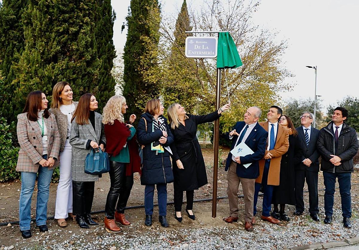 Granada dedica una rotonda a la enfermería.