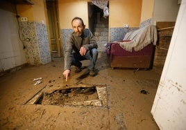 Un vecino de Diezma muestra los desperfectos en su vivienda tras las inundaciones.