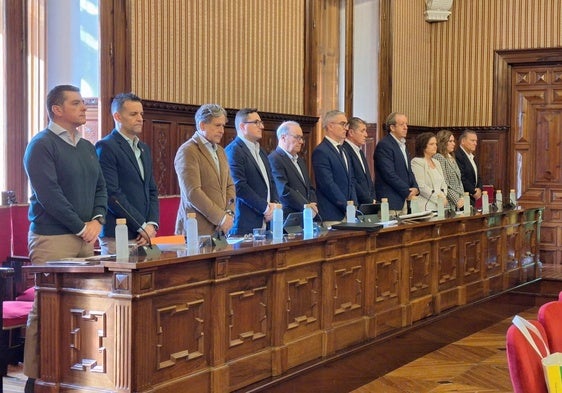 Grupo de diputados del PP ayer en el pleno de la administración provincial.