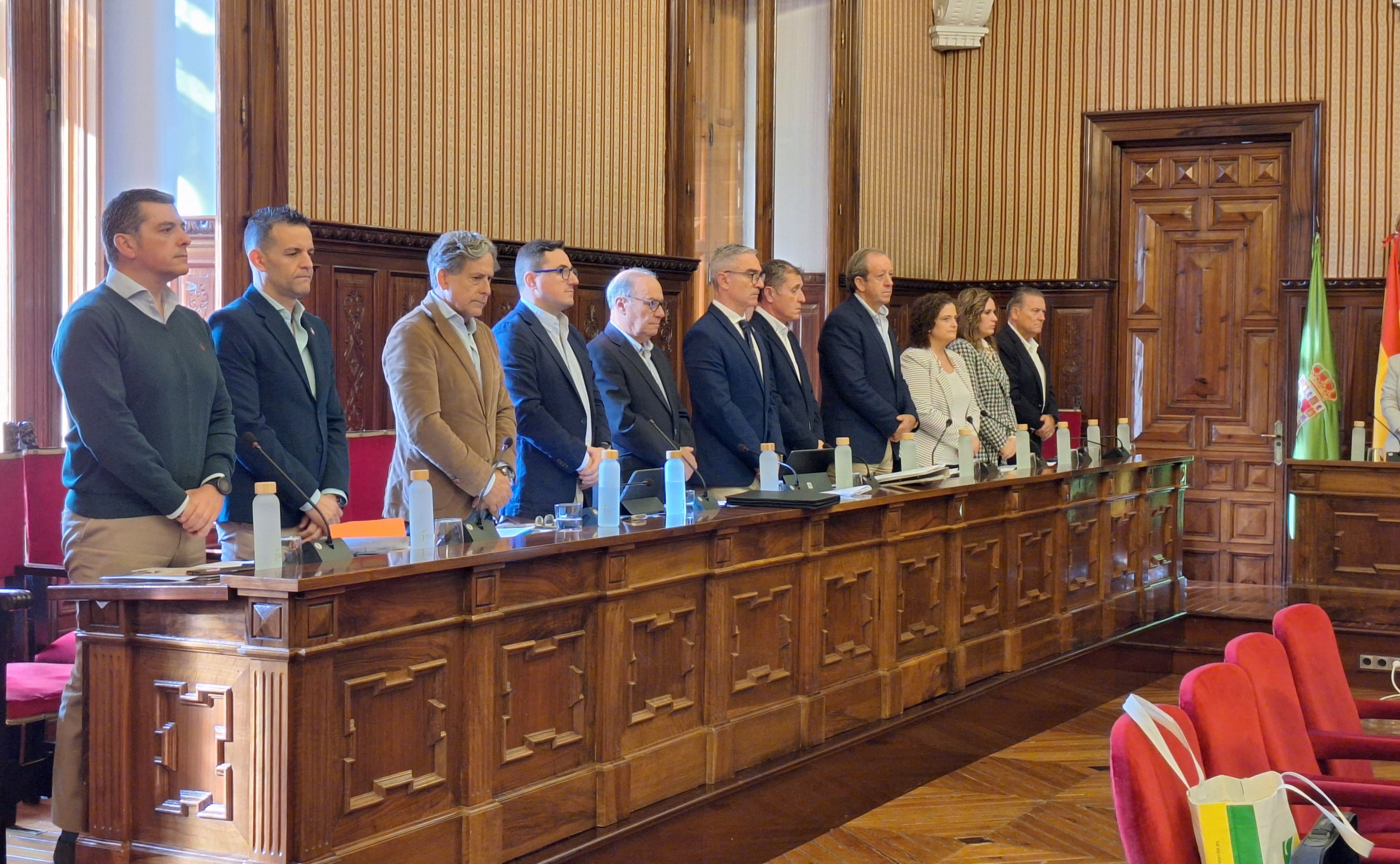 Grupo de diputados del PP ayer en el pleno de la administración provincial.