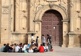 Un grupo de turistas en la plaza Vázquez de Molina, en Úbeda, en una imagen de archivo.