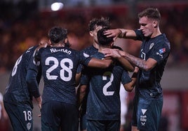 Los rojiblancos celebran el gol de Arnau Puigmal