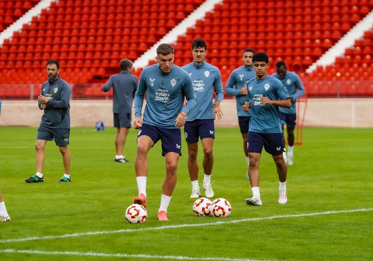 Marezi, que se acomoda el balón, con Radovanovic, que puede ser titular, y el juvenil Safi.