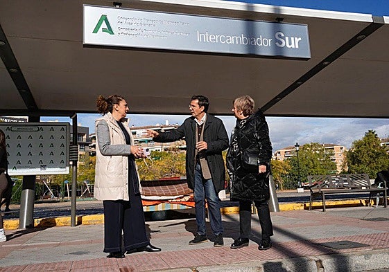 Los concejales Paco Cuenca, Raquel Ruz y María de Leyva, este miércoles, en el intercambiador sur de Granada.