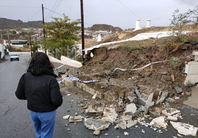 Muro derribado en el barrio de las Cuevas de Guadix