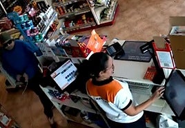 Momento en el que el detenido atraca una gasolinera en Villanueva del Trabuco.