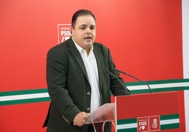 El parlamentario socialista Víctor Torres, en rueda de prensa.