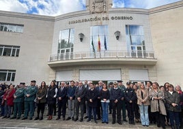 Minuto de silencio a las puertas de la Subdelegación del Gobierno en Jaén.