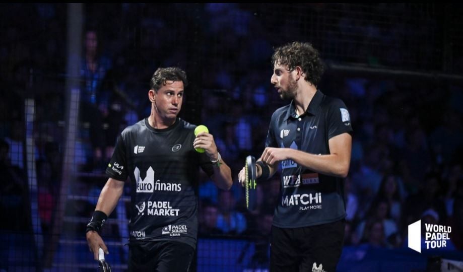 Mike Yanguas (derecha) conversa con Paquito Navarro.