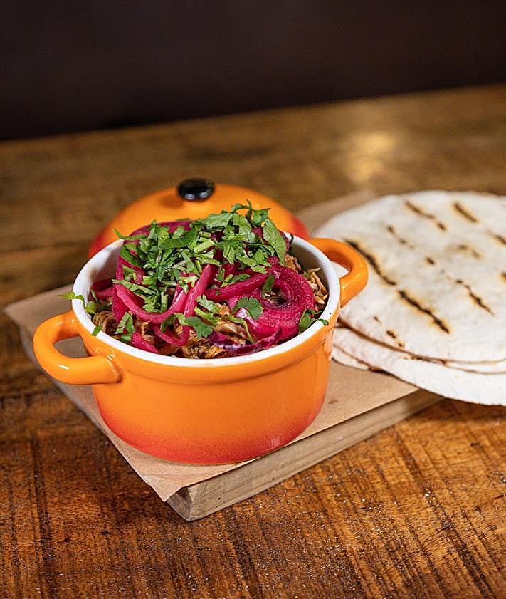 Imagen secundaria 2 - El restaurante «canalla» de Granada que arrasa con su «cocina sin ataduras»