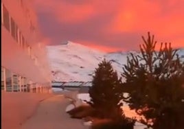 El espectacular atardecer anaranjado desde en Sierra Nevada que se ha hecho viral