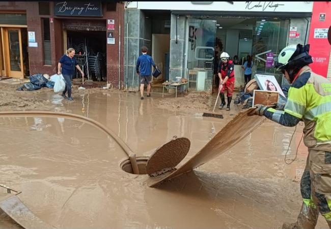 Bombeando al sistema de saneamiento.