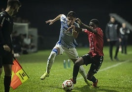 Theo Corbeanu intenta marcharse por velocidad de un rival del Cortes.